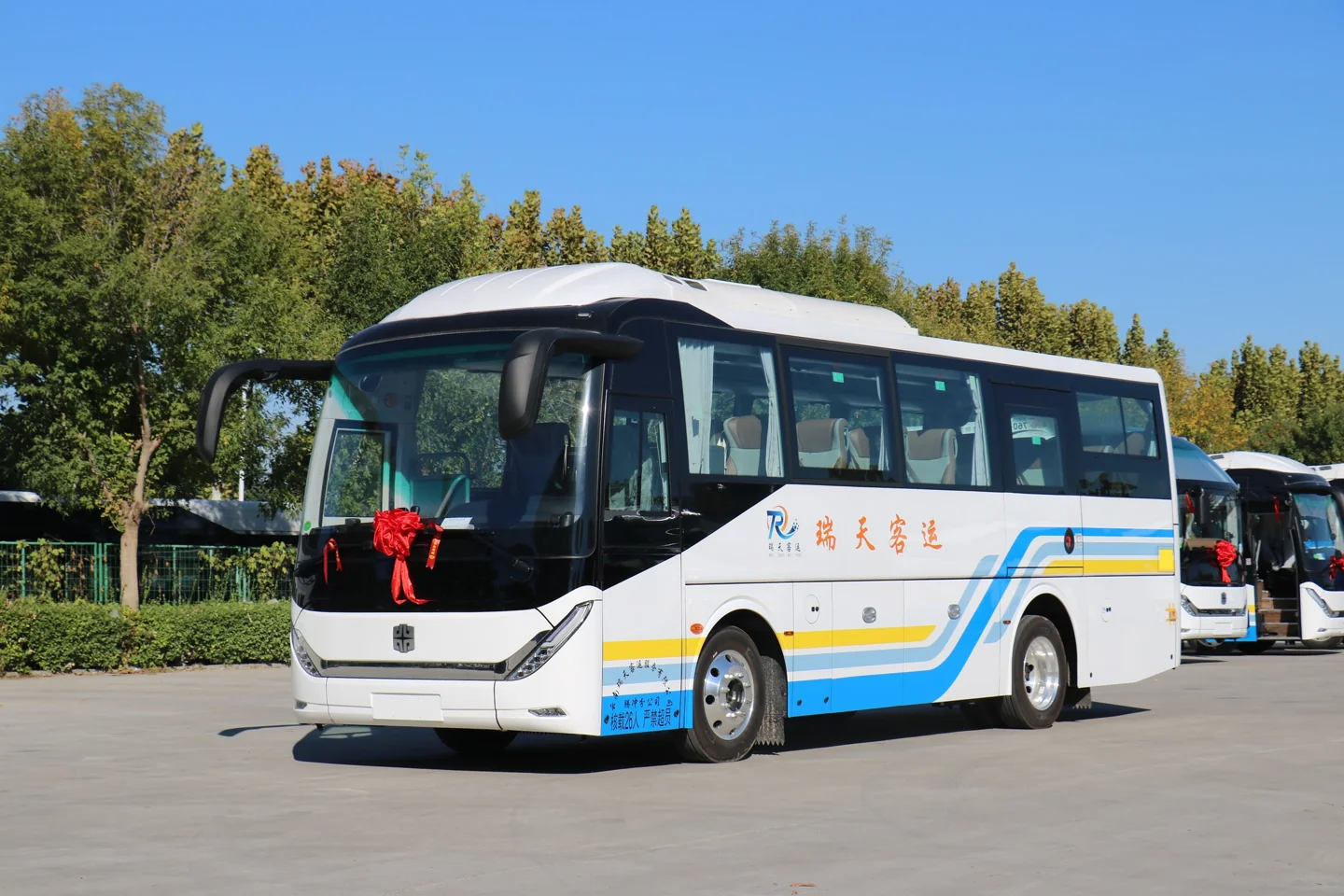 瑞天26座2+1豪华旅游大巴车身外观实拍